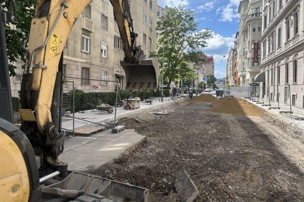 Látványosan halad a munka a Balaton utcában