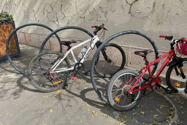Új kerékpár- és rollertámaszok a Szemere utcai iskolák előtt
